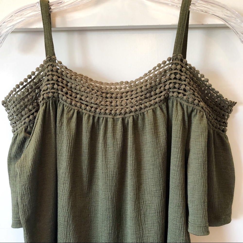 NWOT Cable & Gauge cold shoulder top size small